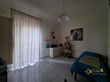 Cosy town house with terrace and garage located in the center of the village.Scerni. Img9