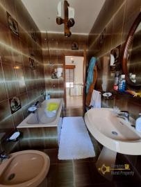 Three-bedroom, large town house in perfect conditions with cellar. Carpineto Sinello Img33