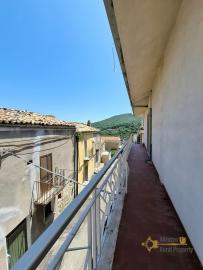 Three-bedroom, large town house in perfect conditions with cellar. Carpineto Sinello Img25