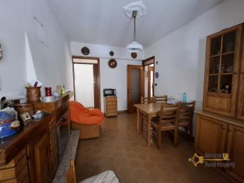 Three-bedroom, large town house in perfect conditions with cellar. Carpineto Sinello Img18