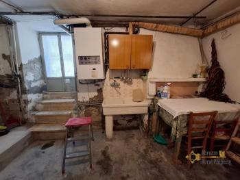 Three-bedroom, large town house in perfect conditions with cellar. Carpineto Sinello Img35