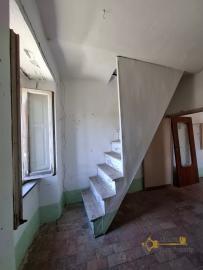 Cosy two- bedroom town house with cotto tiles, vaulted ceilings, traditional stone cellar. Torrebruna Img12