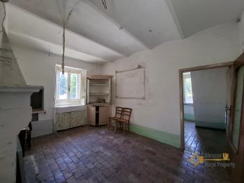 Cosy two- bedroom town house with cotto tiles, vaulted ceilings, traditional stone cellar. Torrebruna Img6