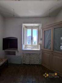 Cosy two- bedroom town house with cotto tiles, vaulted ceilings, traditional stone cellar. Torrebruna Img7