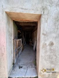 Cosy two- bedroom town house with cotto tiles, vaulted ceilings, traditional stone cellar. Torrebruna Img21