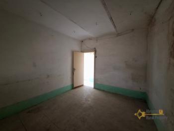 Cosy two- bedroom town house with cotto tiles, vaulted ceilings, traditional stone cellar. Torrebruna Img17