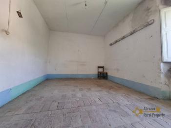 Cosy two- bedroom town house with cotto tiles, vaulted ceilings, traditional stone cellar. Torrebruna Img13