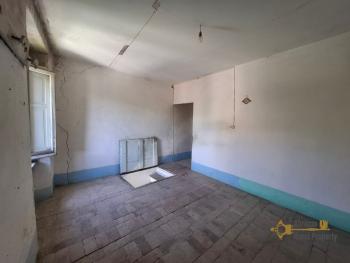 Cosy two- bedroom town house with cotto tiles, vaulted ceilings, traditional stone cellar. Torrebruna Img15