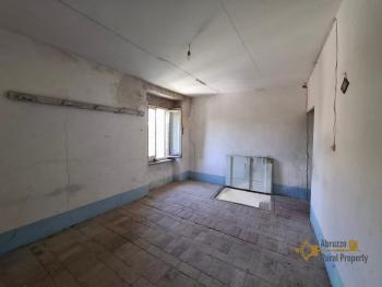 Cosy two- bedroom town house with cotto tiles, vaulted ceilings, traditional stone cellar. Torrebruna Img14