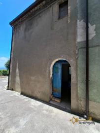 Cosy two- bedroom town house with cotto tiles, vaulted ceilings, traditional stone cellar. Torrebruna Img2