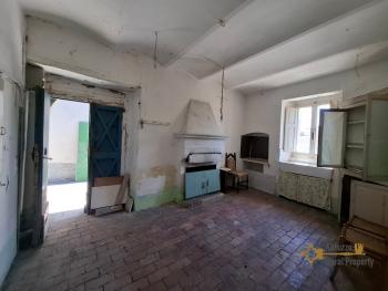 Cosy two- bedroom town house with cotto tiles, vaulted ceilings, traditional stone cellar. Torrebruna Img24