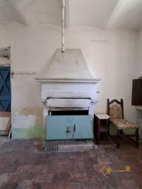 Cosy two- bedroom town house with cotto tiles, vaulted ceilings, traditional stone cellar. Torrebruna Img5