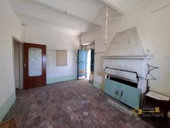 Cosy two- bedroom town house with cotto tiles, vaulted ceilings, traditional stone cellar. Torrebruna Img8