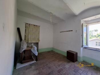 Cosy two- bedroom town house with cotto tiles, vaulted ceilings, traditional stone cellar. Torrebruna Img9