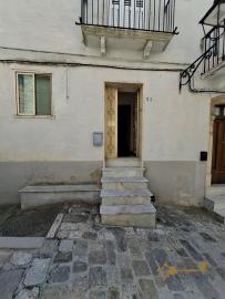 Three-bedroom town house with vaulted ceilings, traditional wood oven and fireplace. Castelbottaccio. Img2
