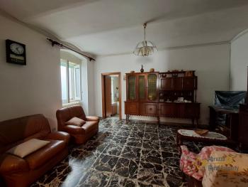 Three-bedroom town house with vaulted ceilings, traditional wood oven and fireplace. Castelbottaccio. Img6