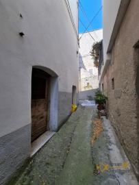 Three-bedroom town house with vaulted ceilings, traditional wood oven and fireplace. Castelbottaccio. Img36