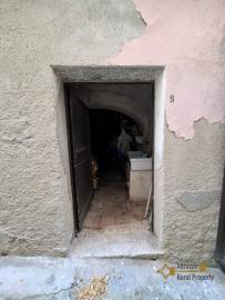 Three-bedroom town house with vaulted ceilings, traditional wood oven and fireplace. Castelbottaccio. Img34