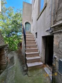 Three-bedroom town house with vaulted ceilings, traditional wood oven and fireplace. Castelbottaccio. Img30
