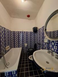 Three-bedroom town house with vaulted ceilings, traditional wood oven and fireplace. Castelbottaccio. Img28