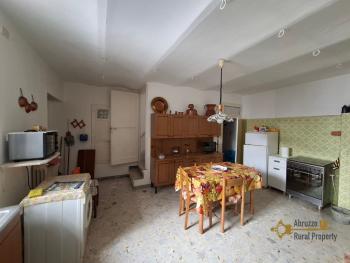 Three-bedroom town house with vaulted ceilings, traditional wood oven and fireplace. Castelbottaccio. Img9