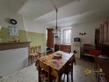 Three-bedroom town house with vaulted ceilings, traditional wood oven and fireplace. Castelbottaccio. Img12
