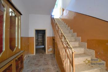 Two-bedroom town house of 90 smq, situated at 10 minutes from the Adriatic Coast. Cupello Img4