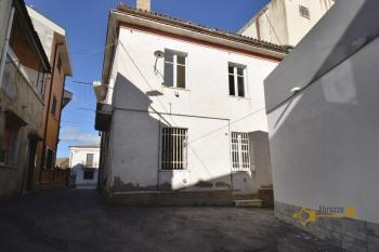 Two-bedroom town house of 90 smq, situated at 10 minutes from the Adriatic Coast. Cupello Img2