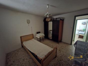 Two-bedroom town house in habitable conditions with cellar. Celenza Sul Trigno Img13