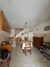 Two-bedroom town house in habitable conditions with cellar. Celenza Sul Trigno Img3