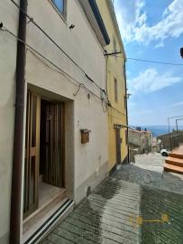 Two-bedroom town house in habitable conditions with cellar. Celenza Sul Trigno Img2