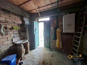 Two-bedroom town house in habitable conditions with cellar. Celenza Sul Trigno Img20