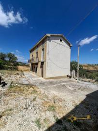 Spacious country house surrounded by 3000 sqm of land. Atessa Img36