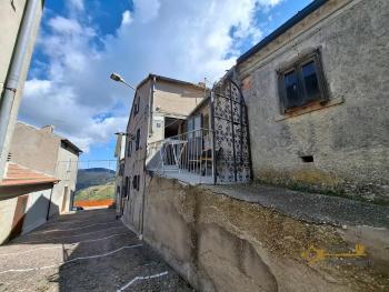 Three-bedroom town house with panoramic view of the mountains. Schiavi D'Abruzzo Img24