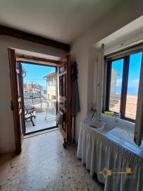 Three-bedroom town house with panoramic view of the mountains. Schiavi D'Abruzzo Img9
