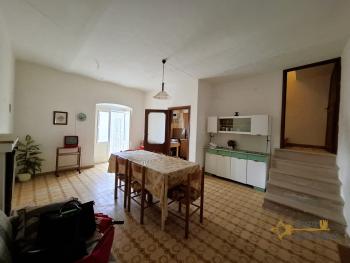 Three-bedroom stone house with a large garage and two cellars. Carpineto Sinello Img2