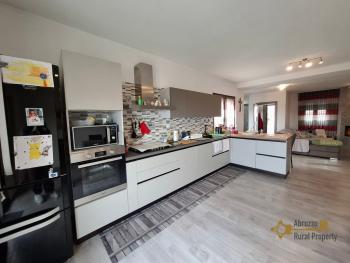 Completely restored, three-bedroom town house with panoramic view and garage. Celenza Sul Trigno Img11