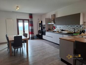 Completely restored, three-bedroom town house with panoramic view and garage. Celenza Sul Trigno Img9