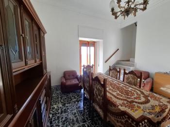 Large, three-bedroom town house in habitable conditions with stone cellar. Furci Img8