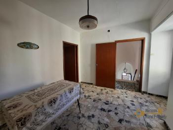 Large, three-bedroom town house in habitable conditions with stone cellar. Furci Img16