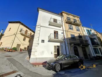 Large, three-bedroom town house in habitable conditions with stone cellar. Furci Img2