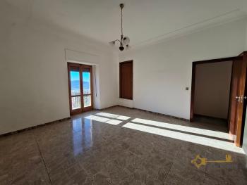 Large, three-bedroom town house in habitable conditions with stone cellar. Furci Img22