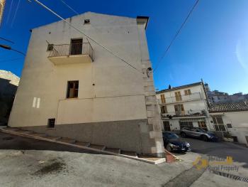 Large, three-bedroom town house in habitable conditions with stone cellar. Furci Img31