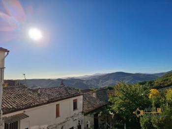 Large, three-bedroom town house in habitable conditions with stone cellar. Furci Img12