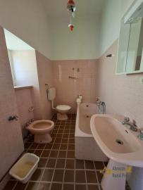 Large, three-bedroom town house in habitable conditions with stone cellar. Furci Img26