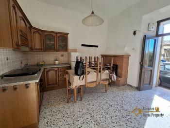 Large, three-bedroom town house in habitable conditions with stone cellar. Furci Img4