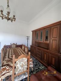 Large, three-bedroom town house in habitable conditions with stone cellar. Furci Img11