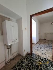 Large, three-bedroom town house in habitable conditions with stone cellar. Furci Img7