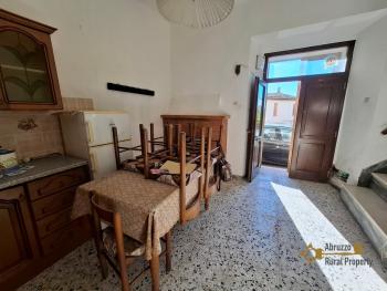 Large, three-bedroom town house in habitable conditions with stone cellar. Furci Img5