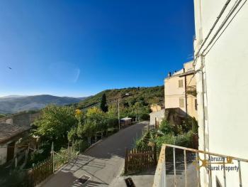 Large, three-bedroom town house in habitable conditions with stone cellar. Furci Img13